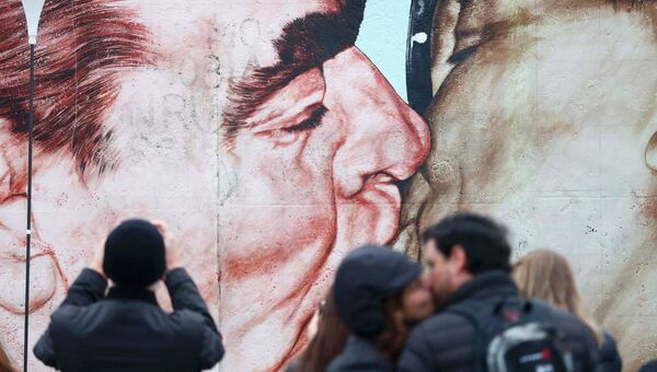 Фрагмент Берлинской стены с нарисованными на нем Леонидом Брежневым и Эрихом Хонекером
