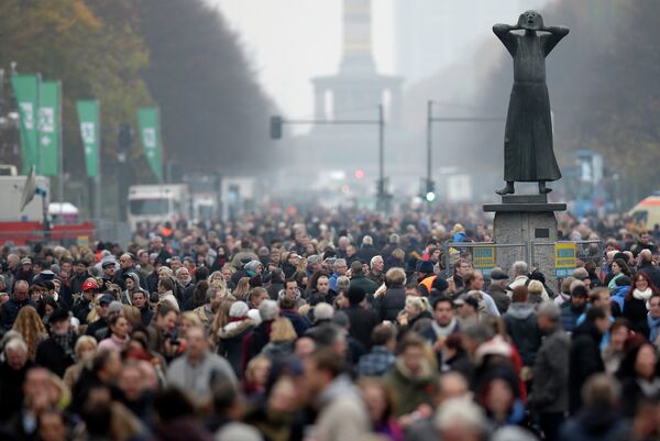 Жители Берлина возле Бранденбургских ворот во время празднования 25-ой годовщины падения Берлинской стены