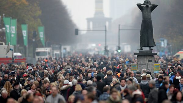 Жители Берлина возле Бранденбургских ворот во время празднования 25-ой годовщины падения Берлинской стены