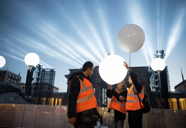 Замена светильников на шары с гелием, которые будут запущены в небо во время празднования 25-ой годовщины падения Берлинской стены