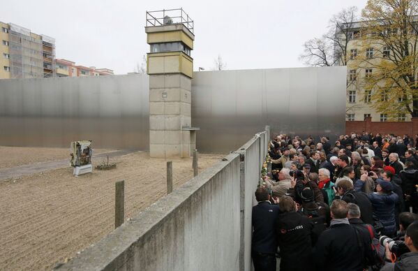 Люди возлагают цветы во время празднования 25-ой годовщины падения Берлинской стены