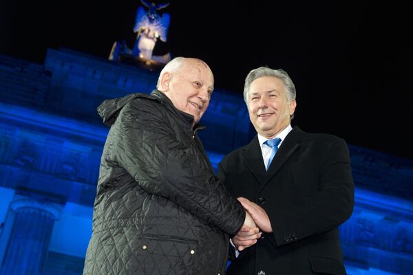 Михаил Горбачев и мэр Берлина Клаус Воверайт принимают участие в праздновании 25-ой годовщины падения Берлинской стены