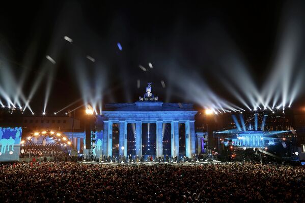 Праздничное шоу у Бранденбургских ворот во время 25-ой годовщины падения Берлинской стены