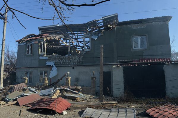 Дом, разрушенный в результате артиллерийского обстрела