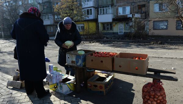 Уличная торговля овощами на одной из улиц города Донецка. Архивное фото