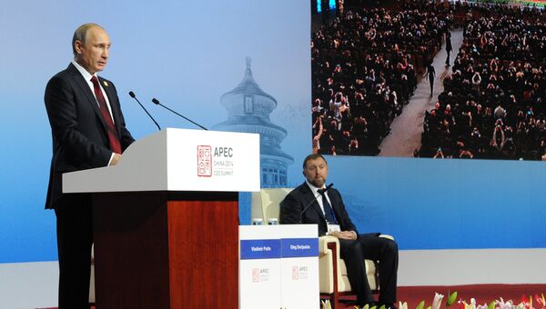 Президент РФ Владимир Путин выступает на заседании секции в рамках Делового саммита форума АТЭС. Архив
