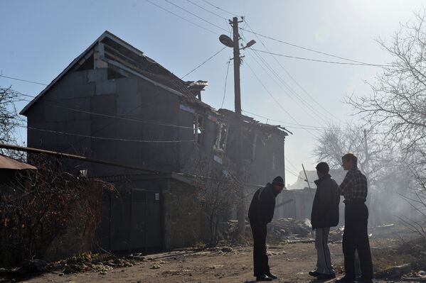 Жители Донецка у дома, разрушенного в результате артиллерийского обстрела