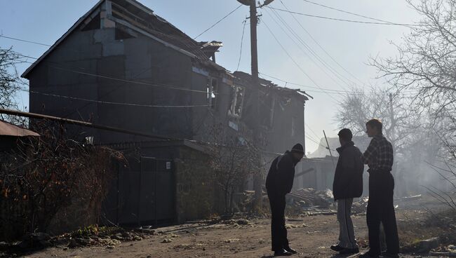 Жители Донецка у дома, разрушенного в результате артиллерийского обстрела. Архивное фото