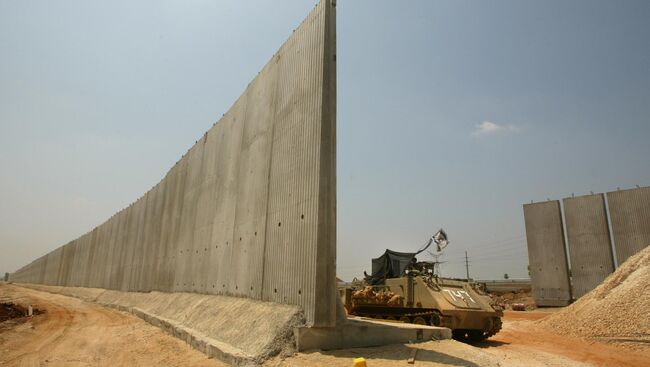 Израильский бронетранспортер на границе с Палестиной