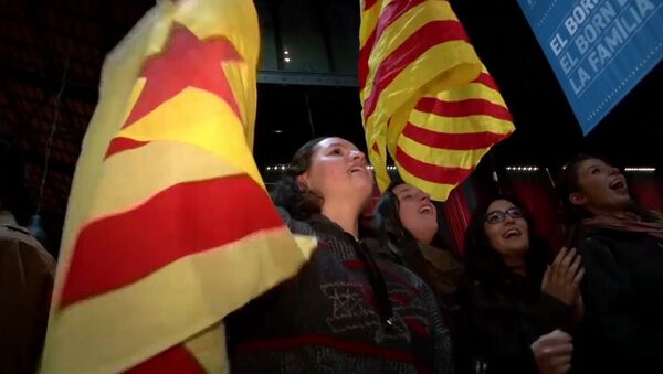 Каталонцы песнями и флагами приветствовали результаты опроса о независимости