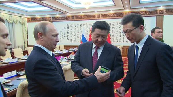 Путин показал председателю КНР Си Цзиньпину, как работает Йотафон