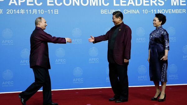 Президент России Владимир Путин, Председатель Китайской Народной Республики Си Цзиньпин с супругой Пэн Лиюань. Саммит АТЭС 2014