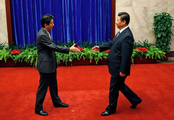 Председатель КНР Си Цзиньпин и премьер-министр Японии Синдзо Абэ во время встречи в рамках саммита АТЭС