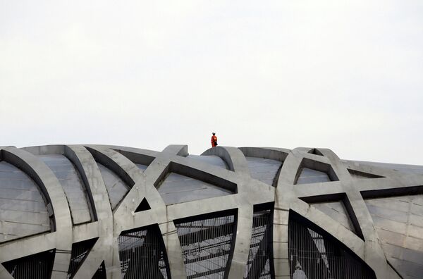 Пожарник дежурит на крыше Национального стадиона Птичье гнездо в Пекине, где проходит саммит АТЭС