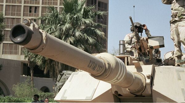 Американские солдаты наблюдают за порядком на улице Багдада
