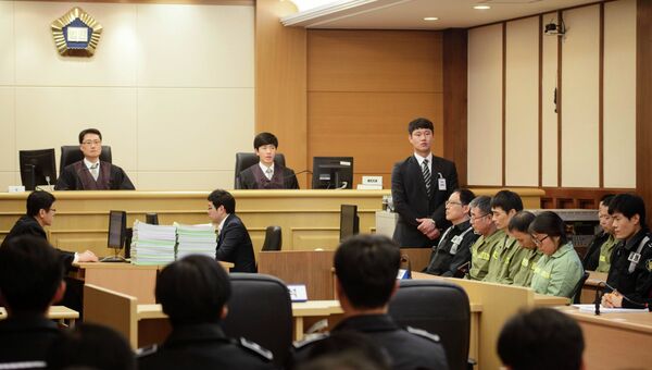 Капитан затонувшего парома Севол  Ли Джун Сок вместе с членами экипажа в начале разбирательства в зале суда в Кванджу