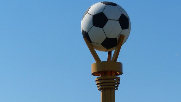 Стела с футбольным мячом возле строительной площадки стадиона в Саранске