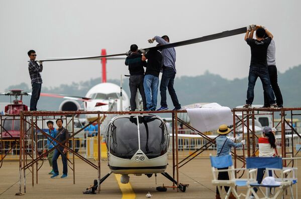 Рабочие устанавливают пропеллер на вертолет