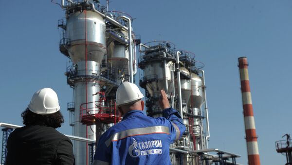 Сотрудники Московского нефтеперерабатывающего завода ОАО Газпром нефть. Архивное фото