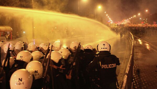 Сотрудники полиции применяют водометы для разгона демонстрантов в Варшаве во время марша независимости