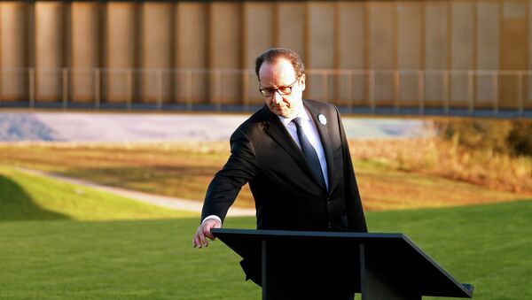 Президент Франции Франсуа Олланд на открытии мемориала воинам, павшим на полях сражений Первой мировой войны, в городе Аблен-Сен-Назер