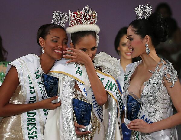 Победительницы конкурса красоты Miss International в Токио: Мисс Колумбия, Мисс Пуэрто-Рико и мисс Таиланд