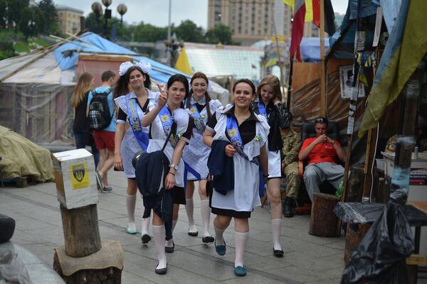 Выпускницы школ на площади Независимости в Киеве