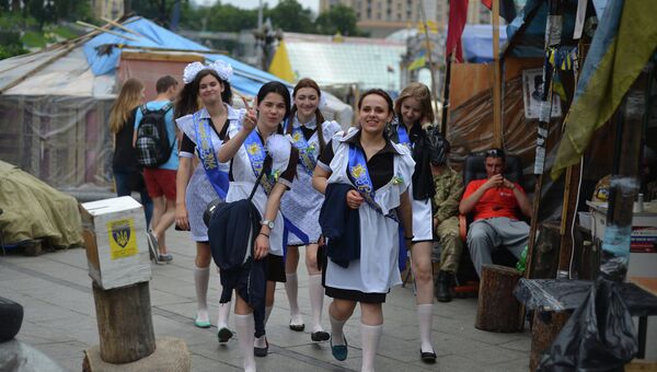 Выпускницы школ на Площади Независимости в Киеве.Архивное фото.