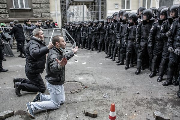Столкновения сторонников евроинтеграции Украины с бойцами сил правопорядка во время беспорядков возле здания Администрации президента Украины на Банковой улице в Киеве