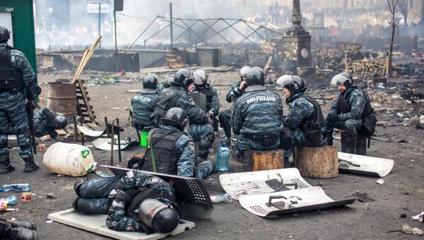 Сотрудники правоохранительных органов на площади Независимости в Киеве, где происходят столкновения митингующих и сотрудников милиции