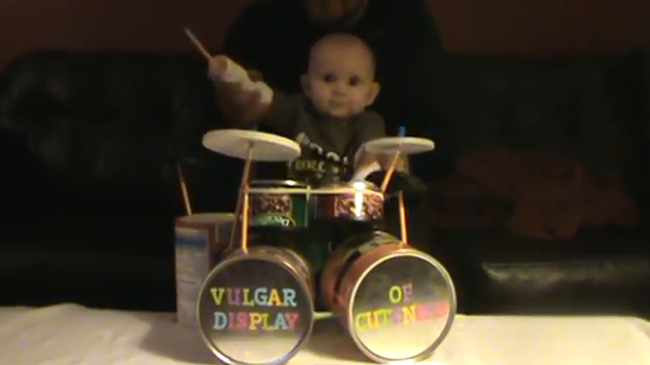 Впечатляющая партия малыша на барабанной установке