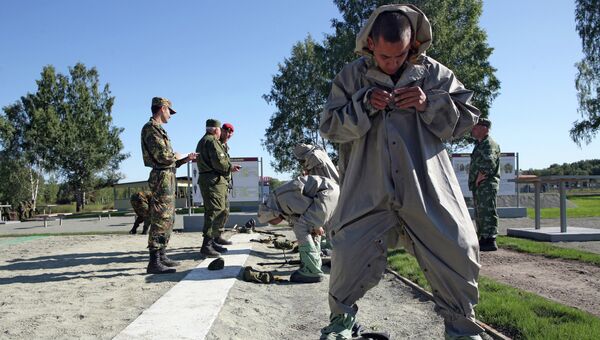 Военнослужащие сдают нормативы по РХБЗ, архивное фото