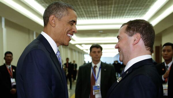 Председатель правительства РФ Дмитрий Медведев и президент США Барак Обама на 9-м Восточноазиатском саммите