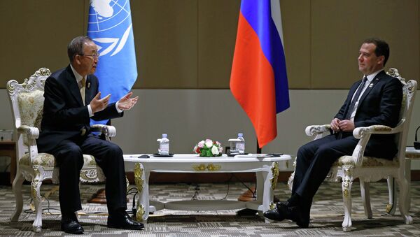 Председатель правительства РФ Дмитрий Медведев и генеральный секретарь ООН Пан Ги Мун