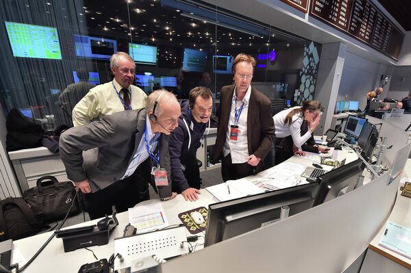 Команда миссии Rosetta контролирует приземление на ядро кометы Чурюмова-Герасименко. Германия, 12 ноября 2014
