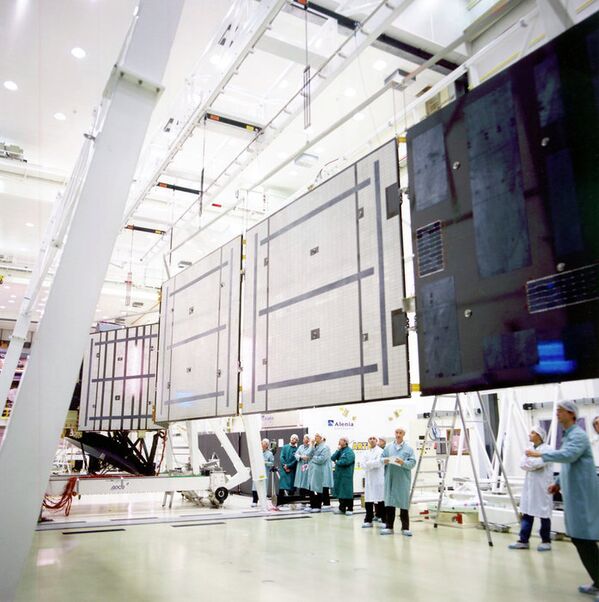 Одно из двух массивных крыльев-солнечных баттарей космического аппарата Rosetta. 2002 год