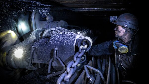 Шахтер добывает уголь на шахте Глубокая в Шахтерске