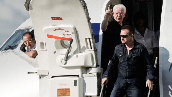 Ирландский певец Боно, лидер группы U2 спускается по трапу самолета. Архивное фото