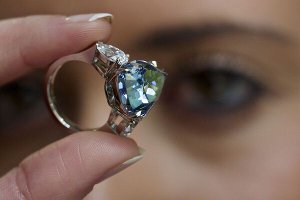 Самый крупный в мире голубой бриллиант The Blue весом 13,22 карата