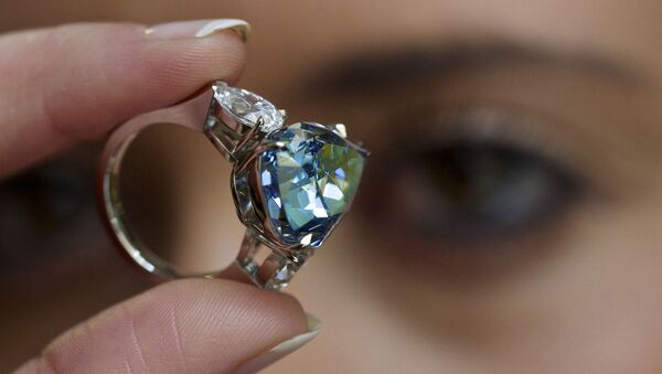 Premier Blue - самый крупный в мире голубой бриллиант круглой огранки. Архивное фото