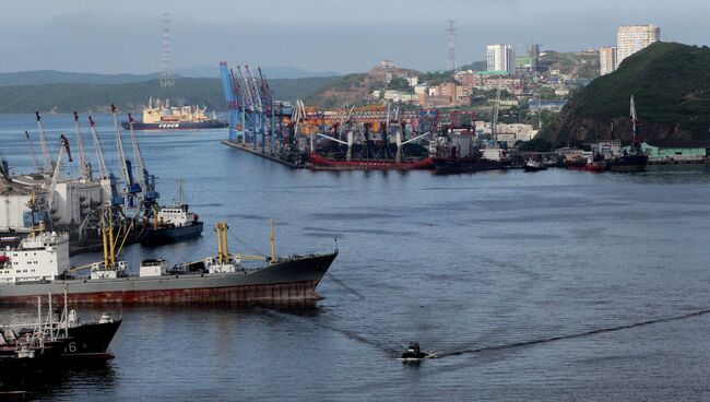 Вид на порт и корабли в бухте Золотой Рог во Владивостоке. Архивное фото