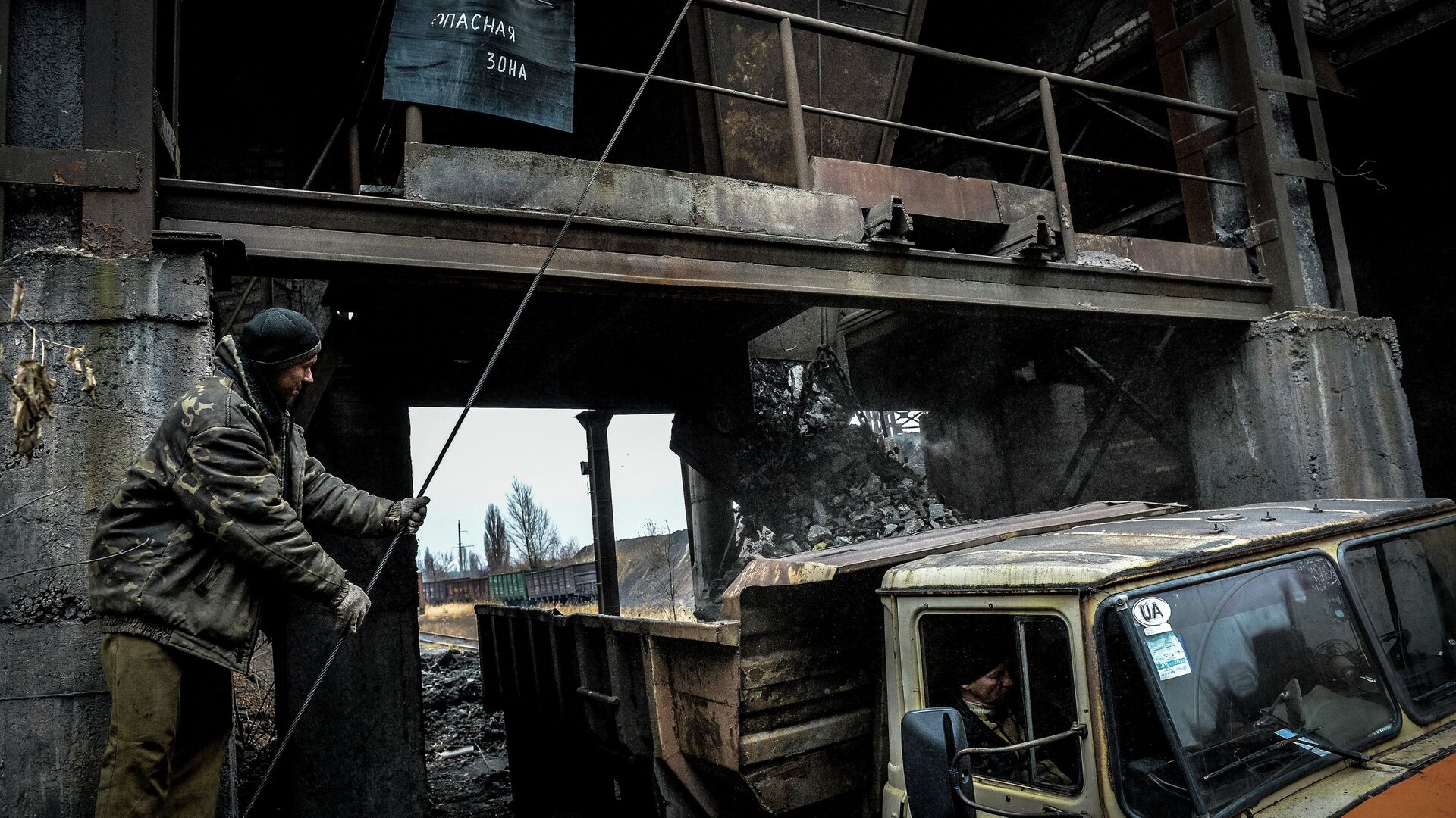 Вывоз породы на шахте имени Челюскинцев в Донецке Вывоз породы на шахте имени Челюскинцев в Донецке - РИА Новости, 1920, 10.09.2025