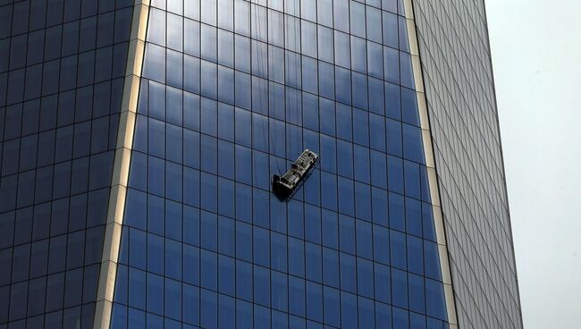 Сотрудники пожарной службы Нью-Йорка освободили из ловушки двух мойщиков окон, застрявших на уровне 69 этажа Всемирного торгового центра