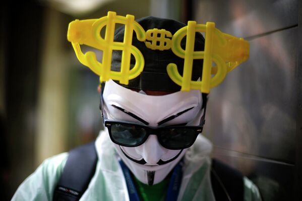Человек в маске Гая Фокса на улице Сантьяго, Чили