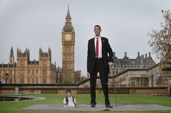 Встреча самого низкого человека в мире с самым высоким человеком в мире. Лондон, 13 ноября 2014