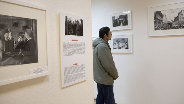 Посетитель рассматривает работы фотографа Анатолия Гаранина во время открытия выставки Анатолий Гаранин. Советский Союз