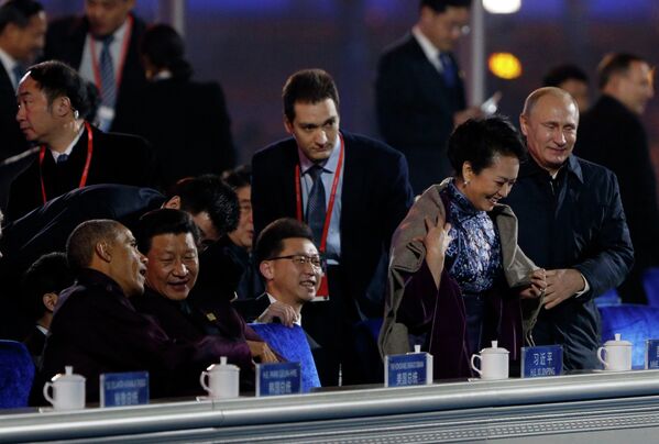 Барак Обама, Си Цзиньпин, первая леди Китая Пэн Лиюань и Владимир Путин во время просмотра фейверка в рамках саммита АТЭС