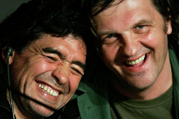 Бывший аргентинский футболист Диего Марадона и сербский режиссер Эмир Кустурица. Канны, 2008 год