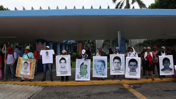 Родственники пропавших 43-х студентов во время демонстрации в аэропорту Акапулько, Мексика. 11 ноября 2014