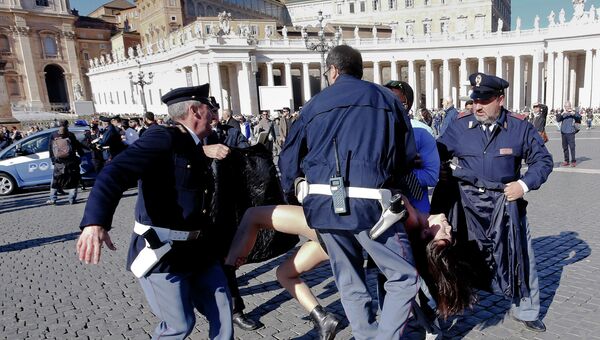 Активистки Femen обнажились на площади святого Петра в Ватикане